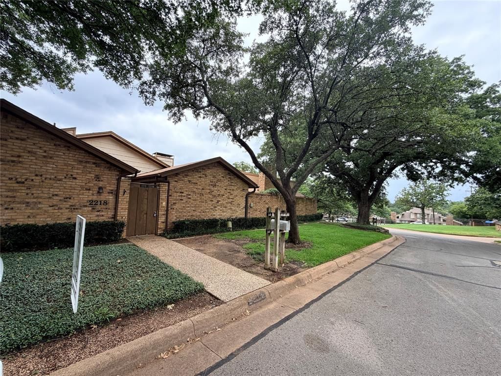 Photo of 2218 Winter Sunday Way, Arlington, TX 76012 (MLS # 21342157)