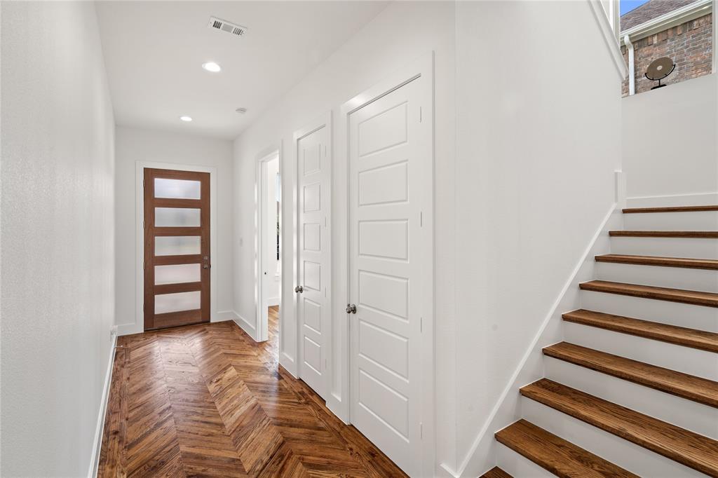 907 Saint George Place