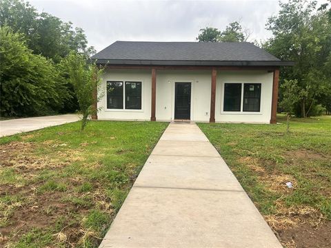 Photo of 307 W Oak ST, Olney, TX 76374 (MLS # 21311007)