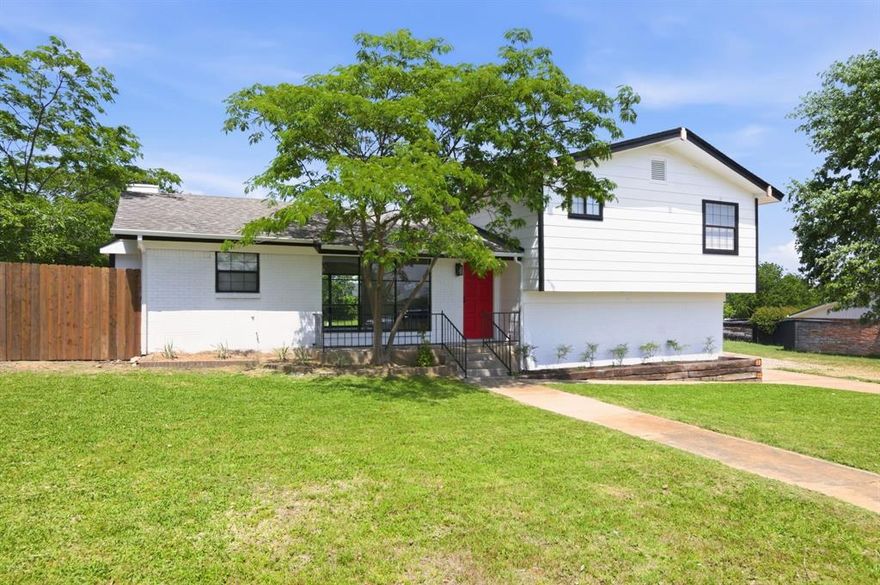 Completely renovated and full of character, this stunning home offers modern style, flexible living, and a spacious outdoor retreat. A fresh exterior with crisp colors, mature trees, and curb appeal. Bright and airy layout with beautiful floors and neutral tones, and an abundance of natural lighting. A fully updated kitchen with stainless steel appliances, and great lighting. The split level design offers ideal versatility with multiple living spaces and a private lower level, perfect for a guest suite, second living area, or home office. Spacious bedrooms include ceiling fans, generous closet space while all bathrooms have been beautifully remodeled with contemporary finishes and designer tile. This home is service by well, so no water bill and you’re in Aledo ISD!

A truly impressive backyard, over sized, tree filled, and complete with a large deck and balcony overlooking the property. A storage building or workshop area with electricity adds extra functionality. This yard is great for entertaining, relaxing, or future customization. Convenient access to major highways, shopping, and dining without feeling like you’re in the city.