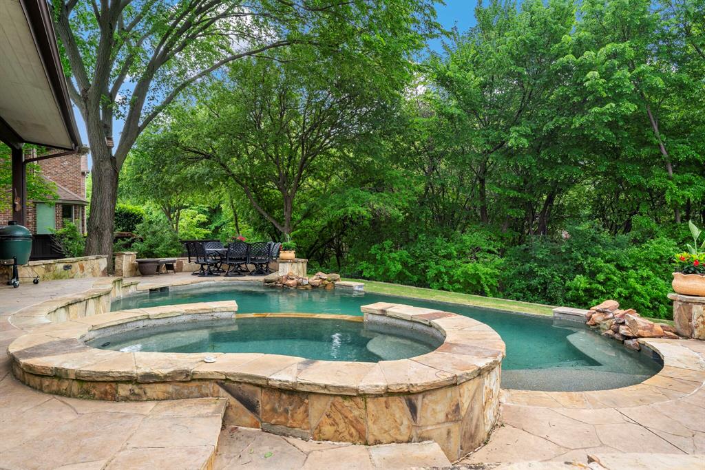 900 Woodcliff Drive