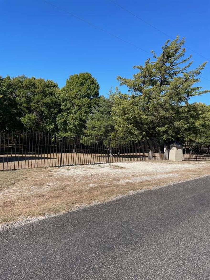 Take advantage of this opportunity to build your house and hangar on the 2 remaining lots at Flying T Ranch (41TS) in Anna TX. Just 50 miles north of Dallas, 20 miles from McKinney National Airport, and a 55 minute drive to Choctaw Casino Resort in OK. This is a well-maintained airpark, with 9 houses & hangars currently. Each available lot is on 1.2 acres.  2,000 usable grass runway.  Buy one or both side-by-side lots for only $175K each. Live among other aviation enthusiasts. Shopping and restaurants only 15 minutes away. Drive or fly over to see us.  You'll be glad you did!