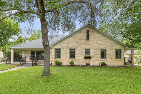 Photo of 2006 Belmeade Street, Brownwood, TX 76801 (MLS # 21247714)