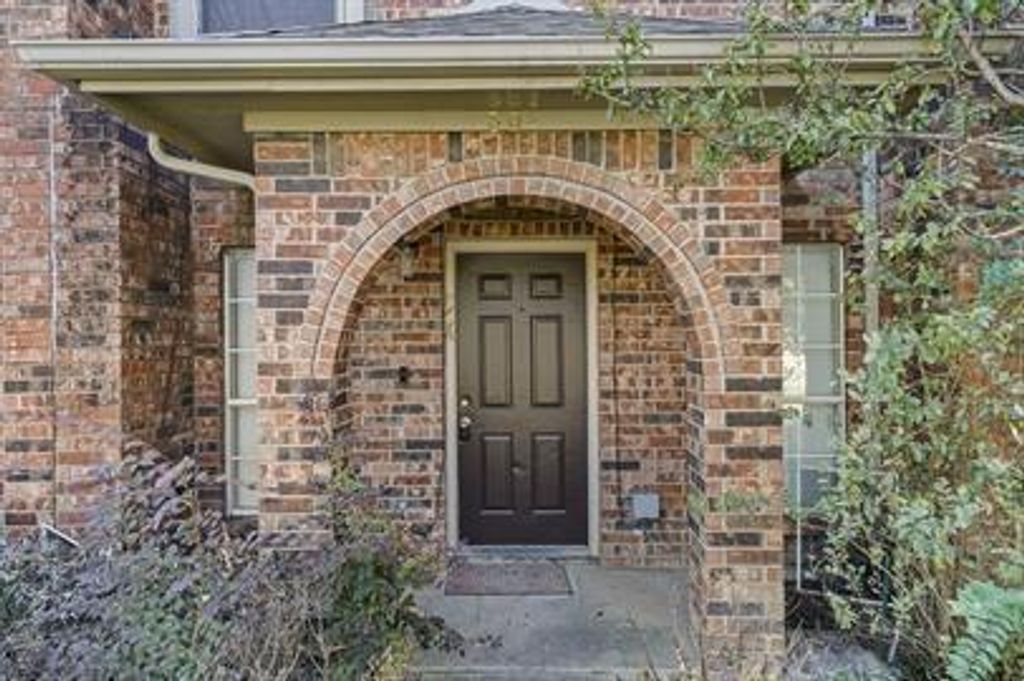 Photo of 804 Custer Street, Arlington, TX 76014 (MLS # 21194154)
