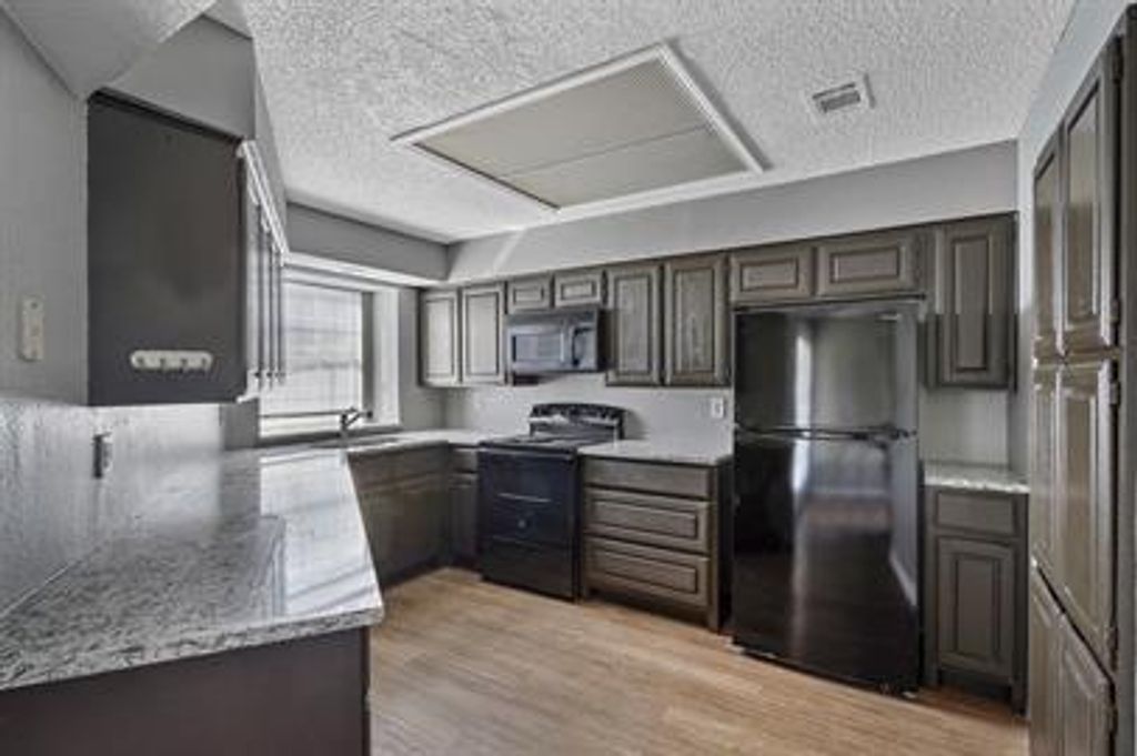 Photo of 804 Custer Street, Arlington, TX 76014 (MLS # 21194154)