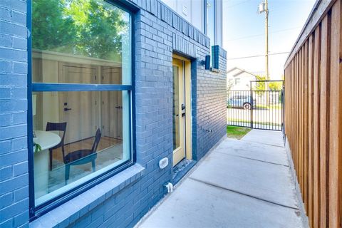 Tiny photo for 512 N Lancaster Street, Dallas, TX 75203 (MLS # 20968744)