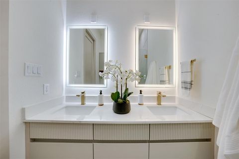 Tiny photo for 512 N Lancaster Street, Dallas, TX 75203 (MLS # 20968744)