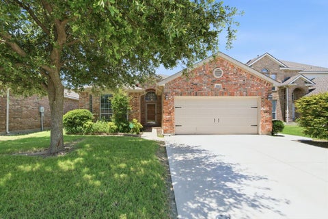 Photo of 10013 Bull Run, Fort Worth, TX 76177 (MLS # 21306021)