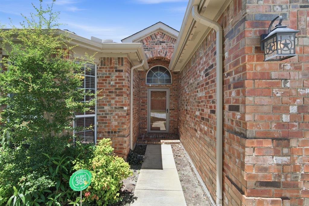 Photo of 10013 Bull Run, Fort Worth, TX 76177 (MLS # 21306021)