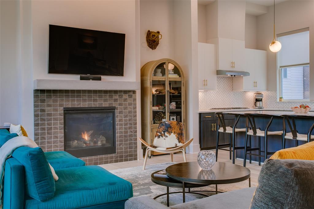 381 E Greenbriar Lane 902
