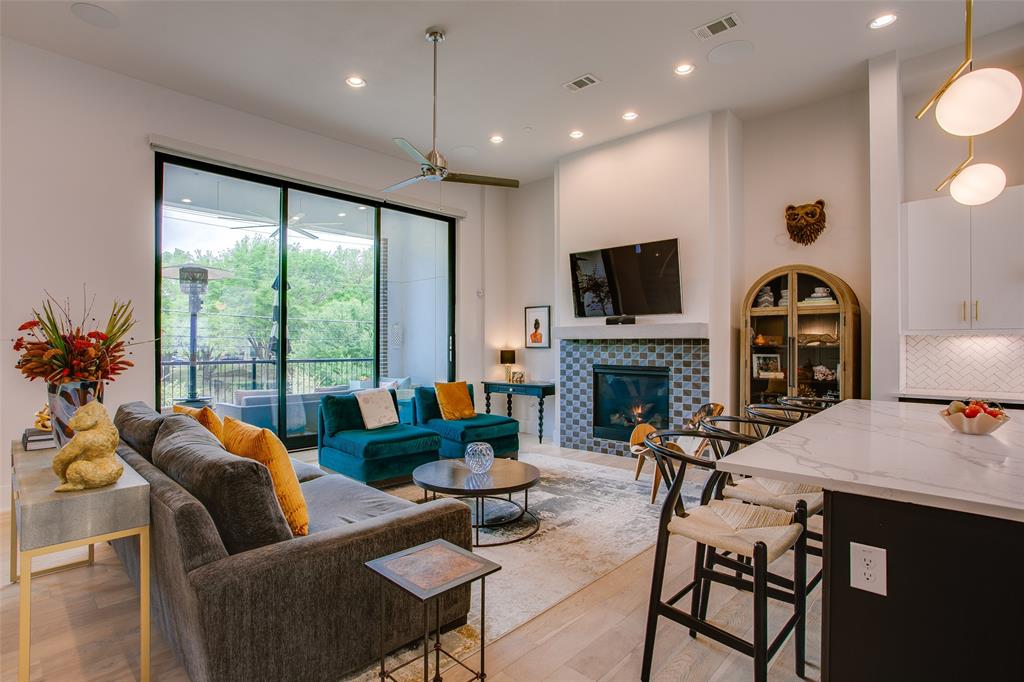 381 E Greenbriar Lane 902
