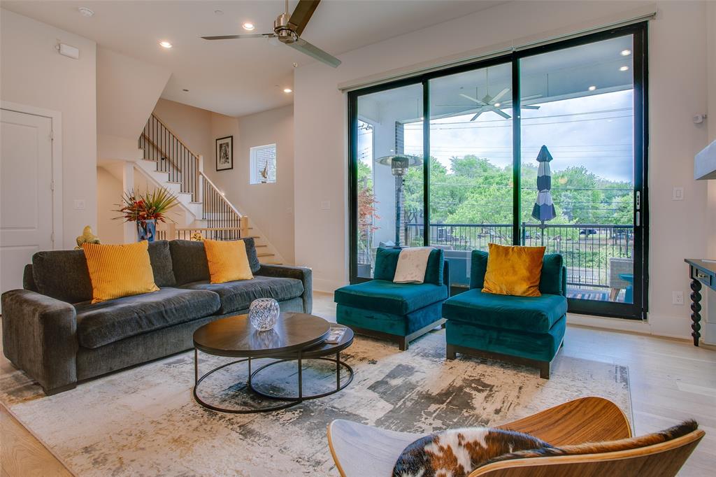 381 E Greenbriar Lane 902