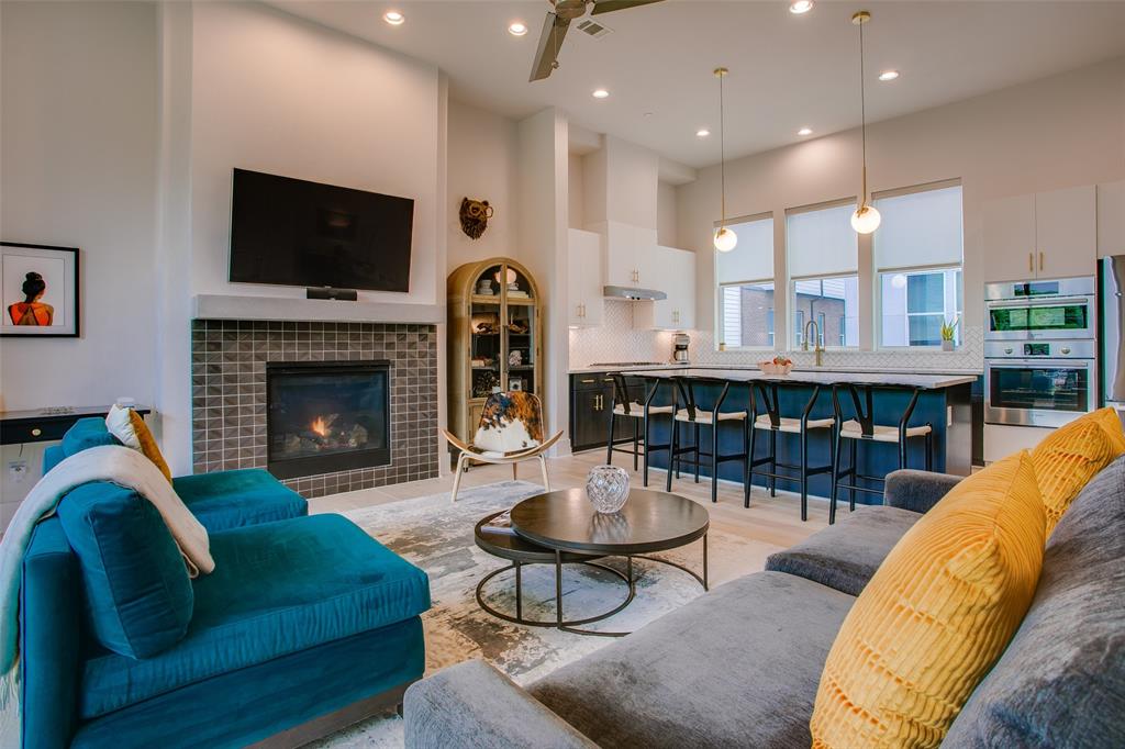381 E Greenbriar Lane 902