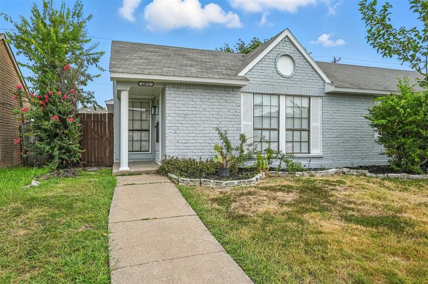 Well-maintained home in a convenient location near major highways, shopping, and schools. The layout includes two bedrooms, one full bathroom, and a bright open living area with vaulted ceilings and plenty of natural light.

The kitchen offers generous counter space and cabinet storage, with direct access to the dining area and living room. The home also includes updated flooring, neutral paint throughout, and a private fenced backyard.

Perfect for a first-time buyer or anyone looking for a simple, low-maintenance home in The Colony.