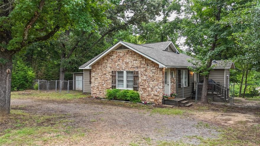 SELLER is OFFERING $10,000.00 IN CONCESSIONS MUST SEE to appreciate - Let this lovely 2 bedroom, 2 bathroom move-in ready home with modern upgrades be yours! It offers such a welcoming vibe! It is very cozy and has been updated with stylish touches that make it feel brand new, while still offering the warmth of small-hometown living.
Home has an open layout that makes the living, dining, and kitchen areas feel connected, yet spacious—perfect for hosting or just kicking back. The kitchen has been upgraded, giving you a nice space to cook and hang out. The new vinyl flooring and carpet in the bedrooms add a fresh, clean feel throughout the house. The home has also been freshly painted, allowing you to skip the maintenance and start enjoying your new home right away. Enjoy time in the backyard with shade trees, ready for weekend BBQ’s, kids play set or just relaxing.