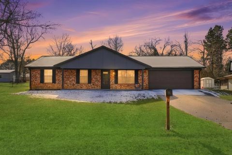 Photo of 346 Meridian Street, Gladewater, TX 75647 (MLS # 21166809)