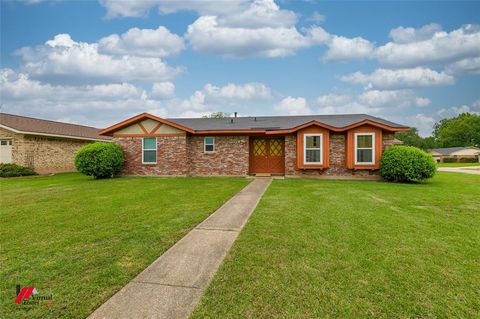 Photo of 518 Yale Place, Bossier City, LA 71111 (MLS # 21248126)