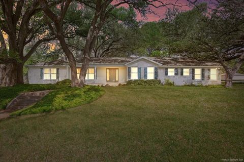 Photo of 102 N 30th Street, Waco, TX 76710 (MLS # 21225001)