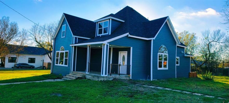 Nice Recently remodeled house with plenty of rooms with a nice 2,960 SQFT.

7 Bedrooms, 3 Bathroom, Nice kitchen area