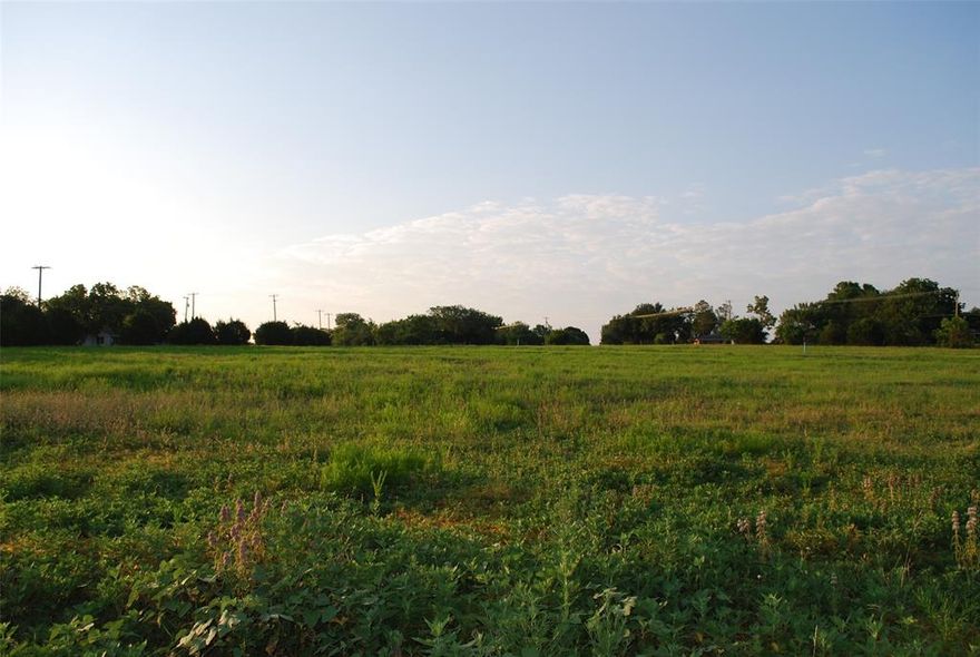 Property has old growth trees along a creek incorporating approx 20 acres of trees and wildlife. 43 acres in total with 17 homesites. Very rural - Upscale with individual gated entrances for each home.