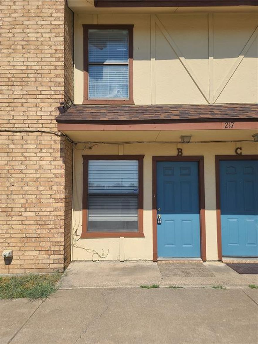 Super Cute Townhome in Keller with Walking Distance to Keller High School. Nice Covered Patio and fenced in backyard. The Home has a nice Living Room with a Fireplace , a Good Full Sized Kitchen with a Fridge provided, a half bathroom downstairs and 2 Niced Sized Bedrooms upstairs with a Full Bathroom. This Move in Ready Townhome is a Great Value for the Area. 2 Assigned Parking Spots are in the front and a Full Sized Washer and Dryer area in the Unit. Schedule a Tour Today. Pets are on a Case by Case Basis. No Section 8 Housing Vouchers at this time.