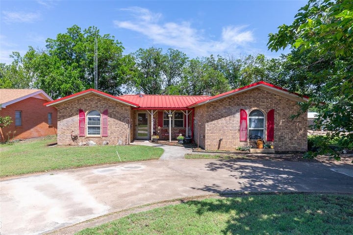 Photo 1 of 33 — 1700 N Avenue H, Haskell, TX 79521