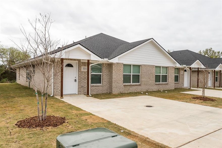 Open House this weekend 3-18 11-3 PM and 3-19 12-3 PM Brand New! Luxury! Duplexes. Great colors, stainless steel appliances. Bright open floor plan, lots of cabinets and storage. Large, fenced back yard. Convenient location only 35 mins from Dallas.