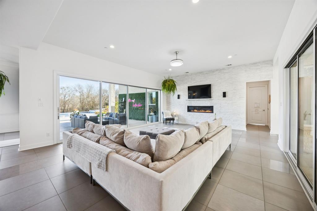 330 Bonham Boulevard