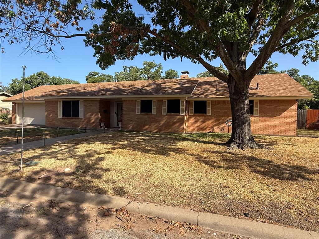 Photo of 604 Kingwood Drive, Mineral Wells, TX 76067 (MLS # 21387407)