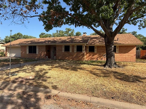 Photo of 604 Kingwood Drive, Mineral Wells, TX 76067 (MLS # 21387407)