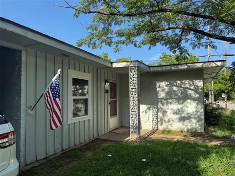 Photo of 901 W Coffin Street, Denison, TX 75020 (MLS # 21314712)