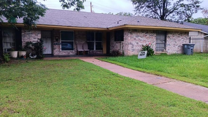 Charming duplex located in Dallas. Great price at 1300 a month