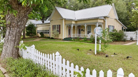 Photo of 1002 W Pearl Street, Granbury, TX 76048 (MLS # 21385259)
