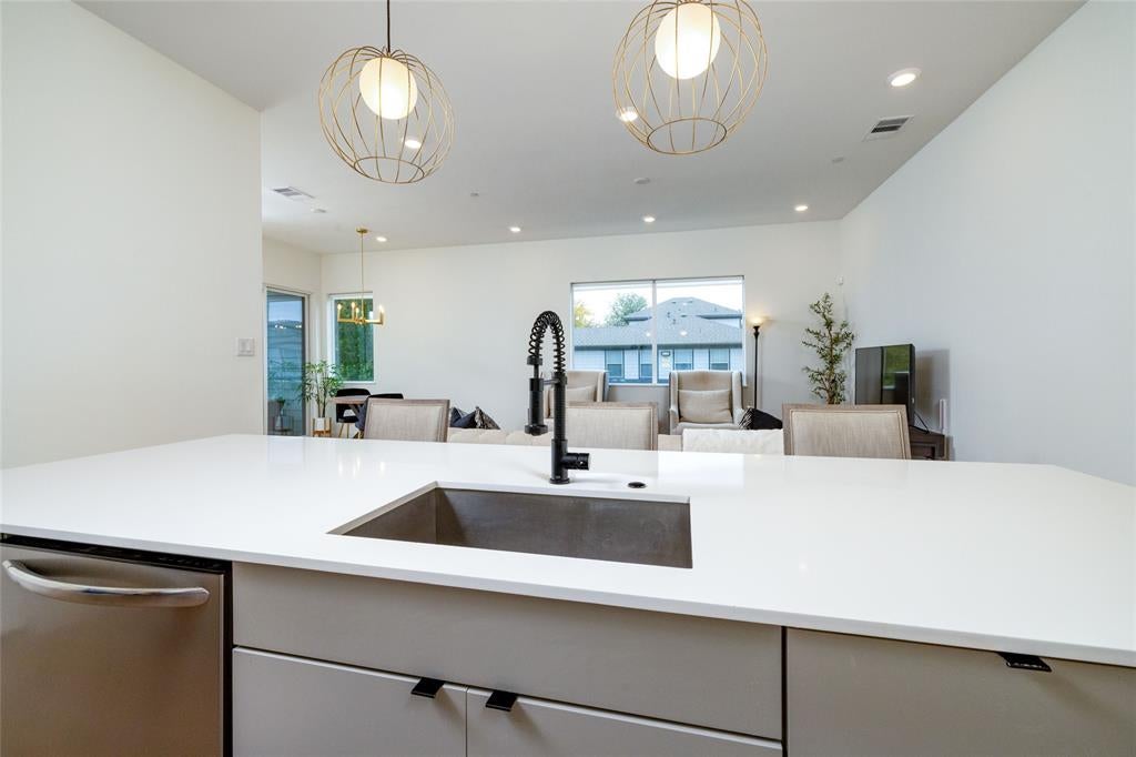 2118 N Carroll Avenue 101