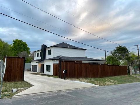 Photo of 2513 Childs Street, Dallas, TX 75203 (MLS # 21161308)