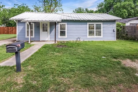 Photo of 265 W Shirley Street, Stephenville, TX 76401 (MLS # 21238311)