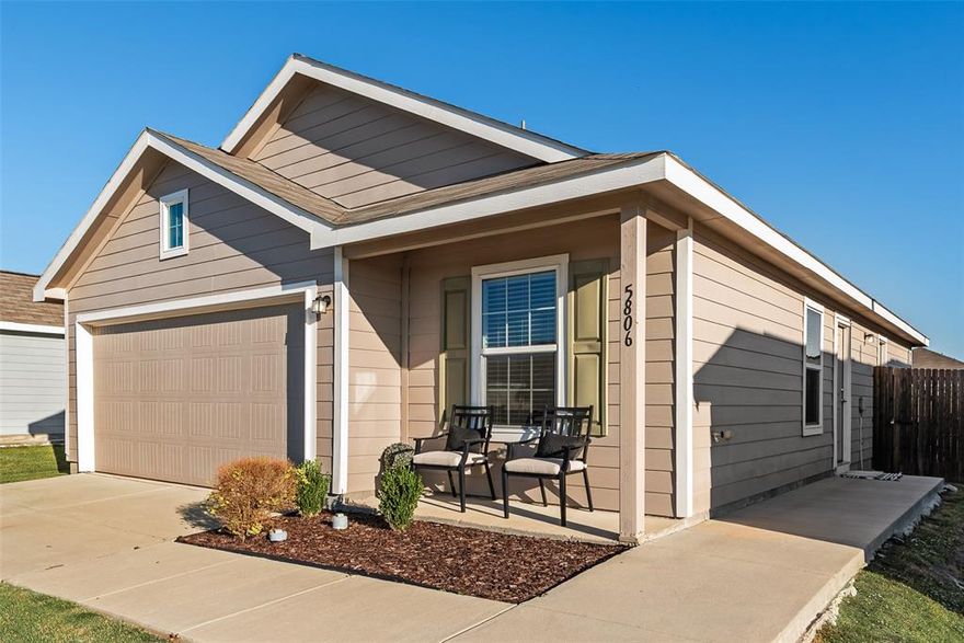 Great opportunity for first-time buyers! This 2-bedroom, 1-bath home has a smart, efficient layout that makes the most of every square foot. The kitchen is cozy but fully functional, perfect for everyday cooking and easy to maintain.
The cozy living space flows nicely, and both bedrooms offer just the right amount of room for comfortable living. Whether you need a second bedroom, home office, or guest space, this home has you covered.
If you're just starting out, or looking for  place to call your own, this property is ready for you to move in and make it yours.