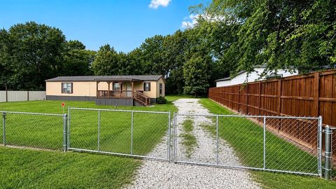 Photo of 741 Waterfront Row, Quitman, TX 75783 (MLS # 21298748)