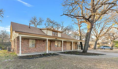 Photo of 828 S Collins Street, Arlington, TX 76010 (MLS # 21146460)