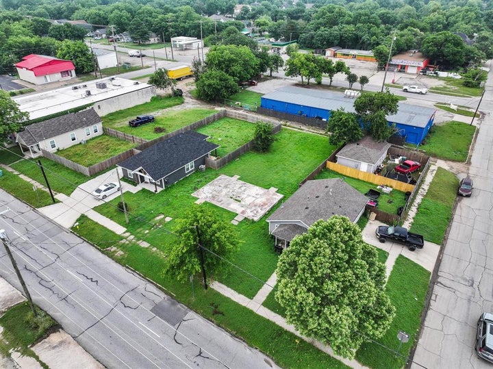 Photo 1 of 6 — 806 E Houston Street, Sherman, TX 75090