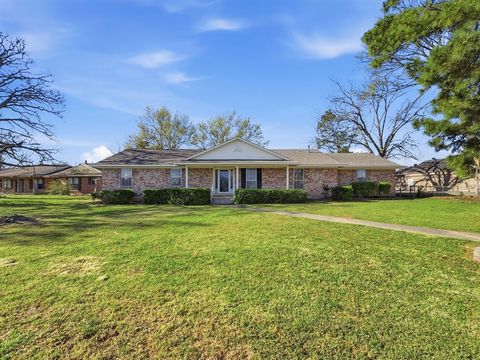 Photo of 312 Charlie Drive, Whitesboro, TX 76273 (MLS # 21212009)