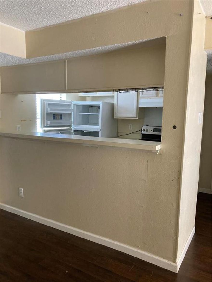 Great location. Easy access to highway 635 and 75.