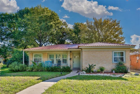 Photo of 816 S Dixon Street, Gainesville, TX 76240 (MLS # 21406944)