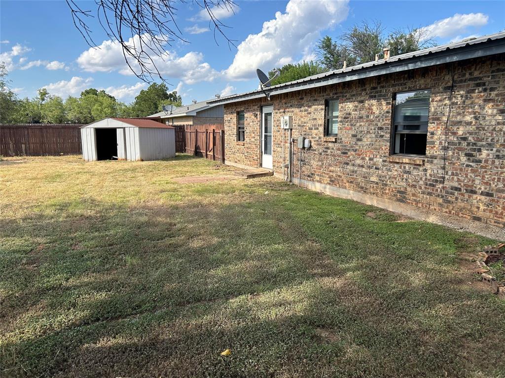 810 Lee Court