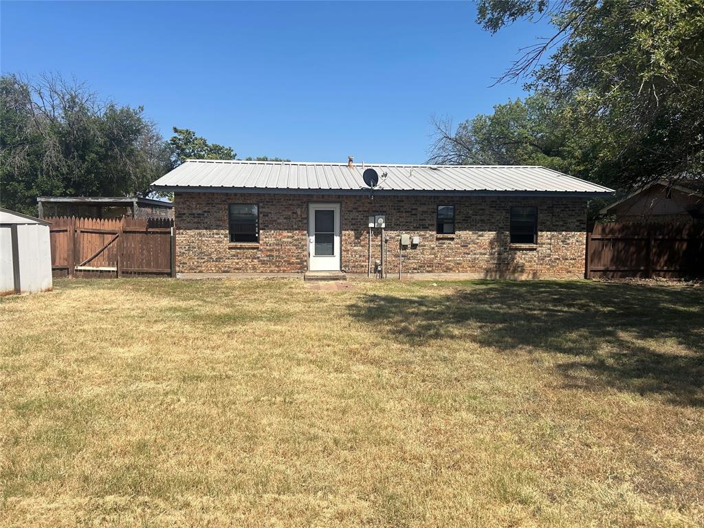 810 Lee Court