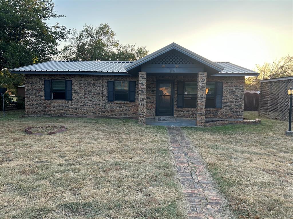 810 Lee Court