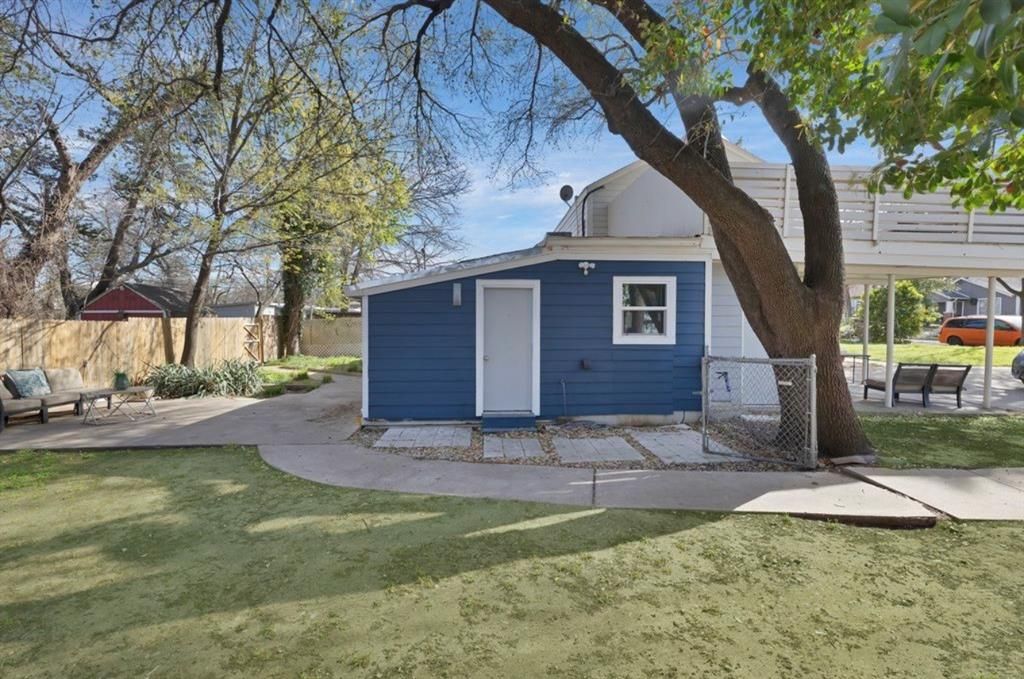 Photo of 928 S Windomere Avenue #B, Dallas, TX 75208 (MLS # 21251769)