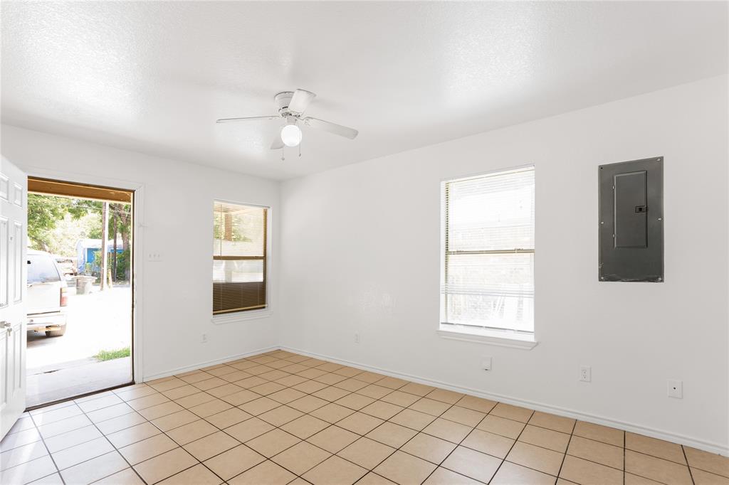 313 Isbell Road 313/315