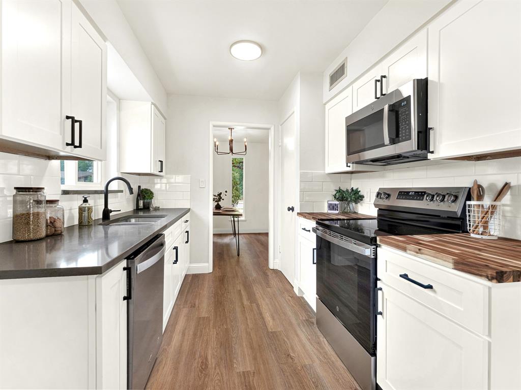 914 Prestwick Lane