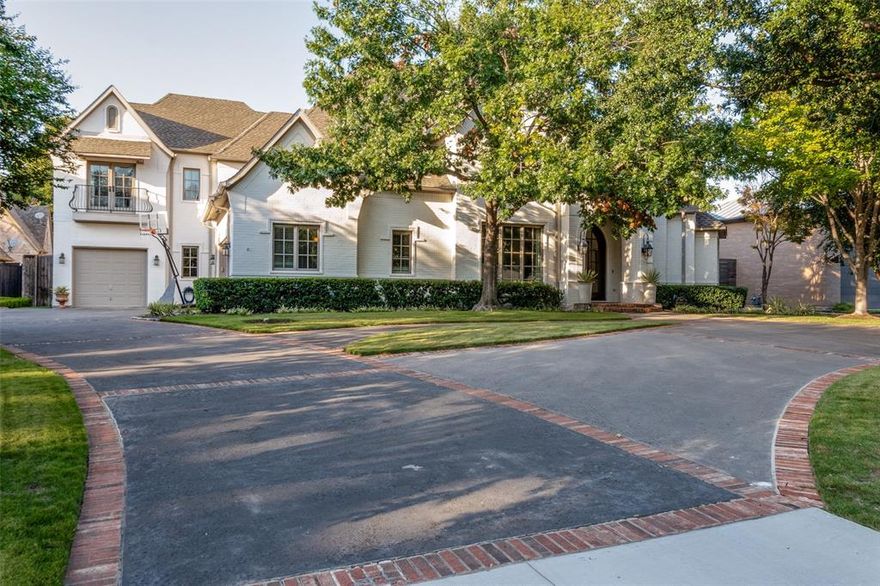 Set on a spacious 0.43-acre lot in the heart of Preston Hollow, this updated home is an
entertainer’s dream. Thoughtfully redesigned, it features a first-floor primary suite and guest
room, along with beautiful library, elegant formal living room and dining room. Chef's
kitchen flows into a stunning family room with vaulted ceilings and floor-to - ceiling windows.
Step outside to an impressive outdoor retreat featuring a turfed yard, sparkling pool, spa,
and serene water feature. The 23’ x 22’ loggia is ideal for year-round enjoyment, offering a
fully equipped outdoor kitchen, electric shades, fireplace, fans, and grill.
This spacious home boasts 6 en suite bedrooms, including separate guest quarters with a
kitchenette. Additional highlights - two spacious bonus rooms, a media room and a 3- car
garage. This is a rare opportunity to own a luxury home in one of Dallas’ most coveted
neighborhoods!